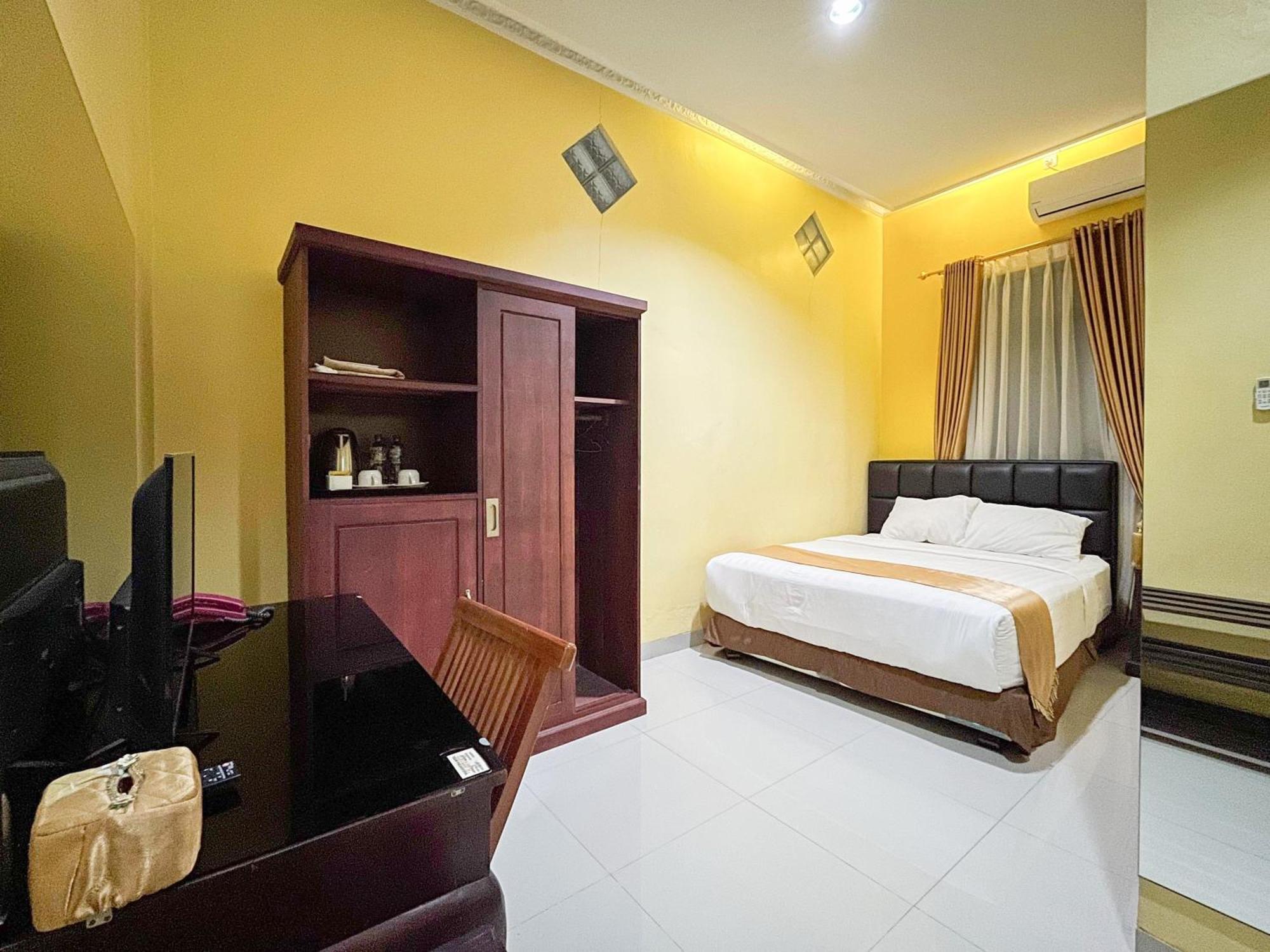 Kartika Hotel Syariah Pacitan Mitra Reddoorz Ngoại thất bức ảnh