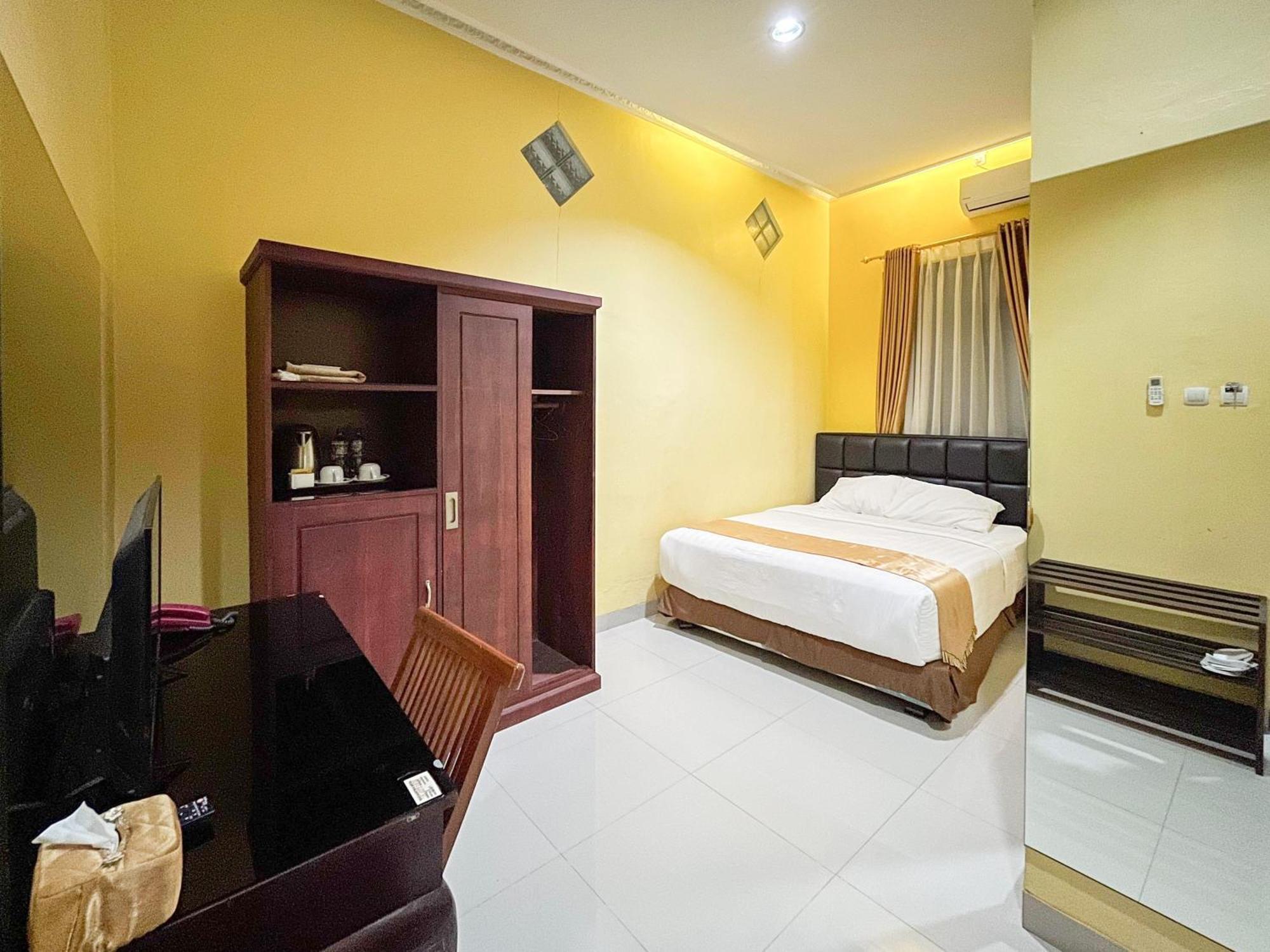 Kartika Hotel Syariah Pacitan Mitra Reddoorz Ngoại thất bức ảnh