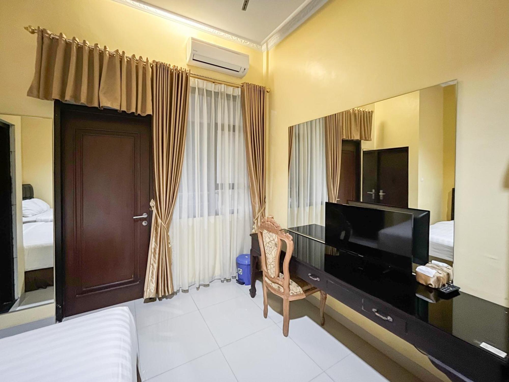 Kartika Hotel Syariah Pacitan Mitra Reddoorz Ngoại thất bức ảnh