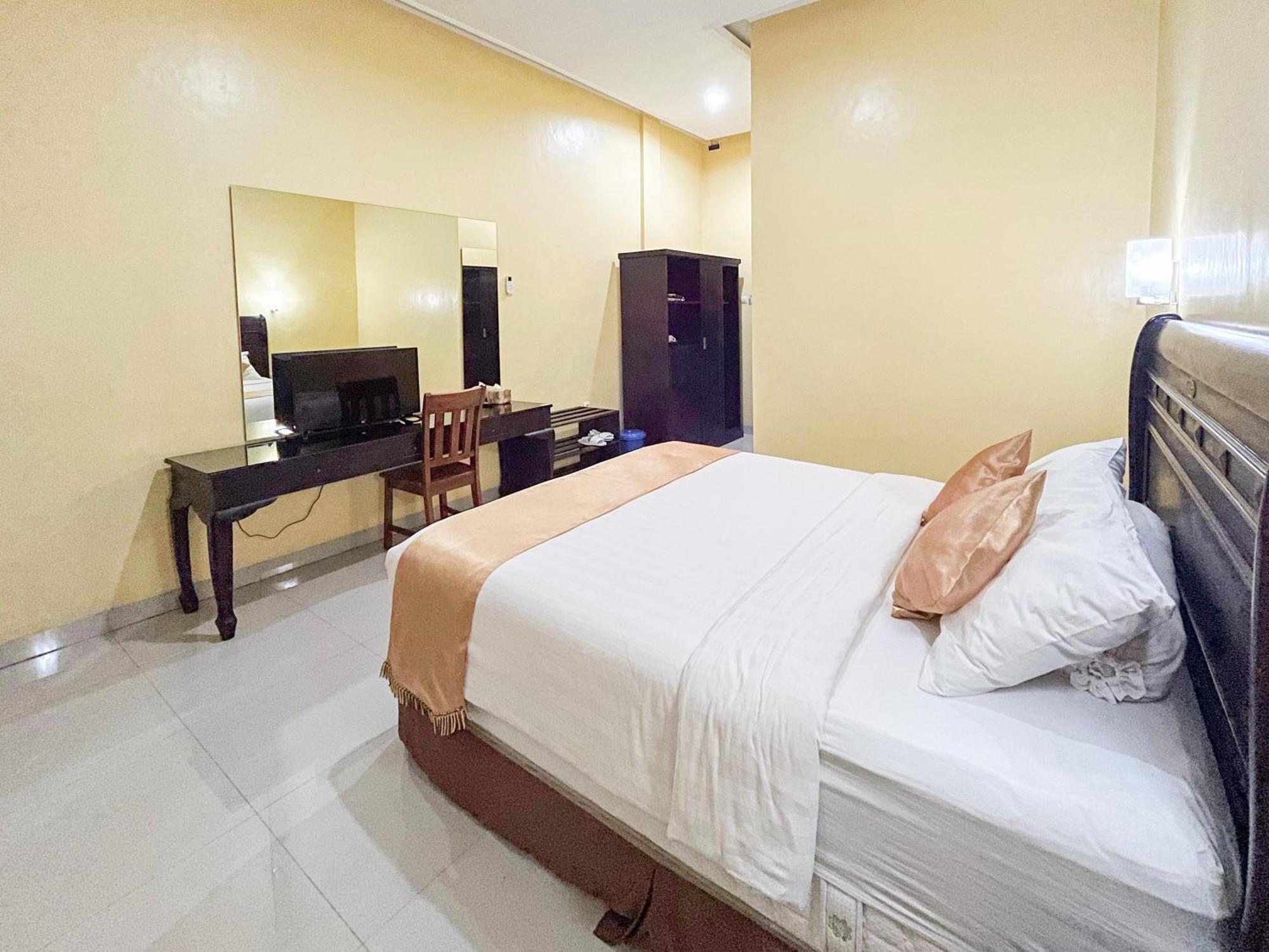 Kartika Hotel Syariah Pacitan Mitra Reddoorz Ngoại thất bức ảnh