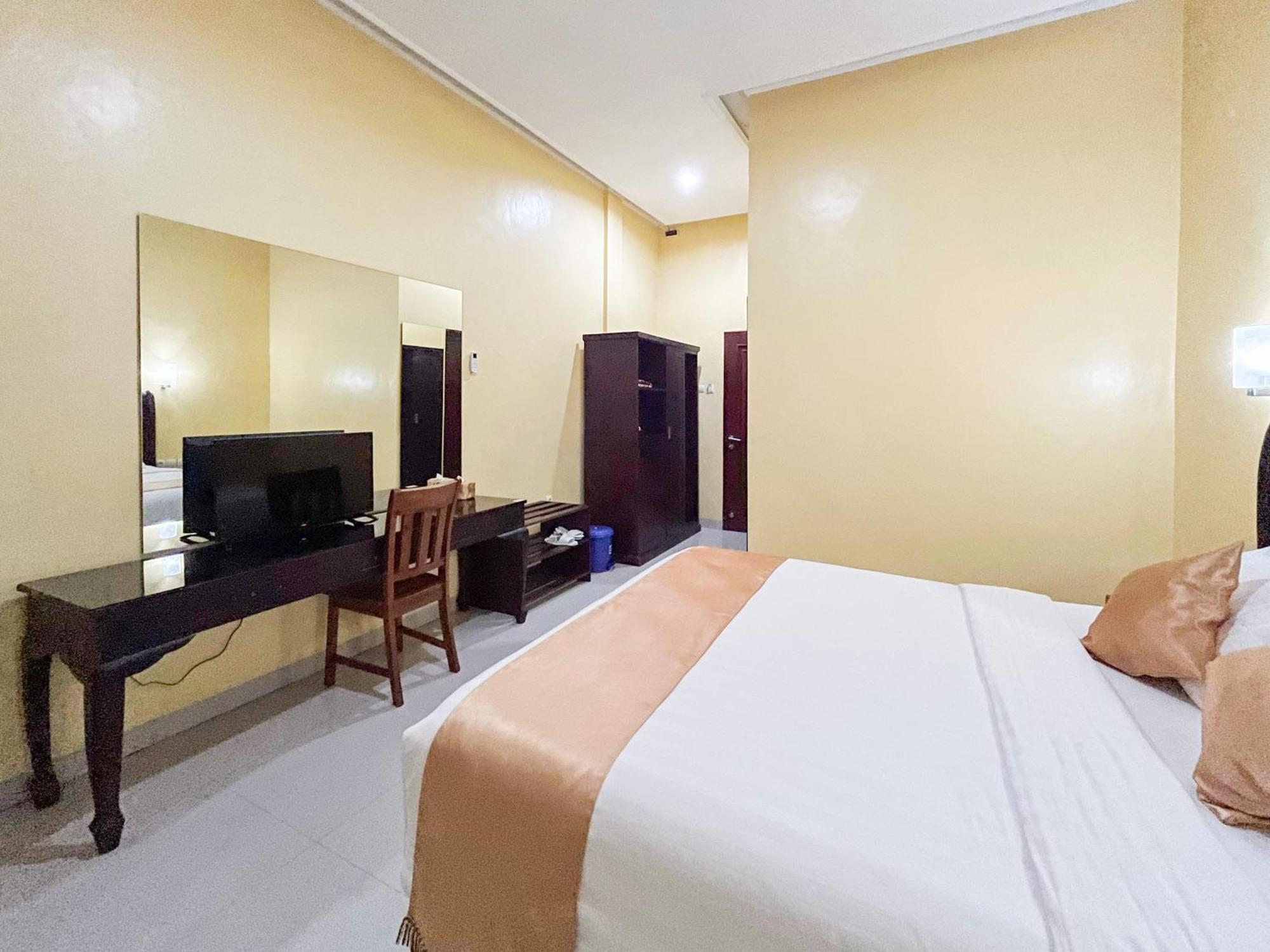 Kartika Hotel Syariah Pacitan Mitra Reddoorz Ngoại thất bức ảnh