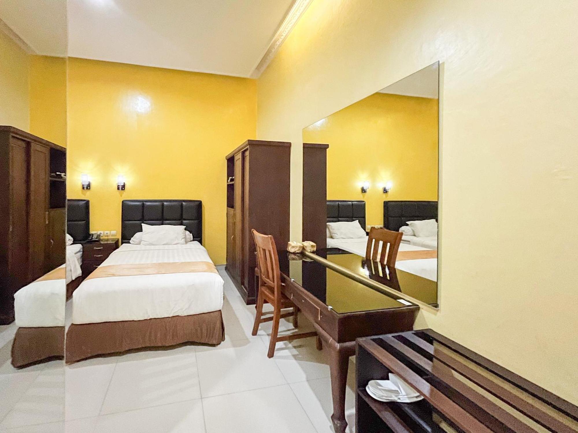 Kartika Hotel Syariah Pacitan Mitra Reddoorz Ngoại thất bức ảnh