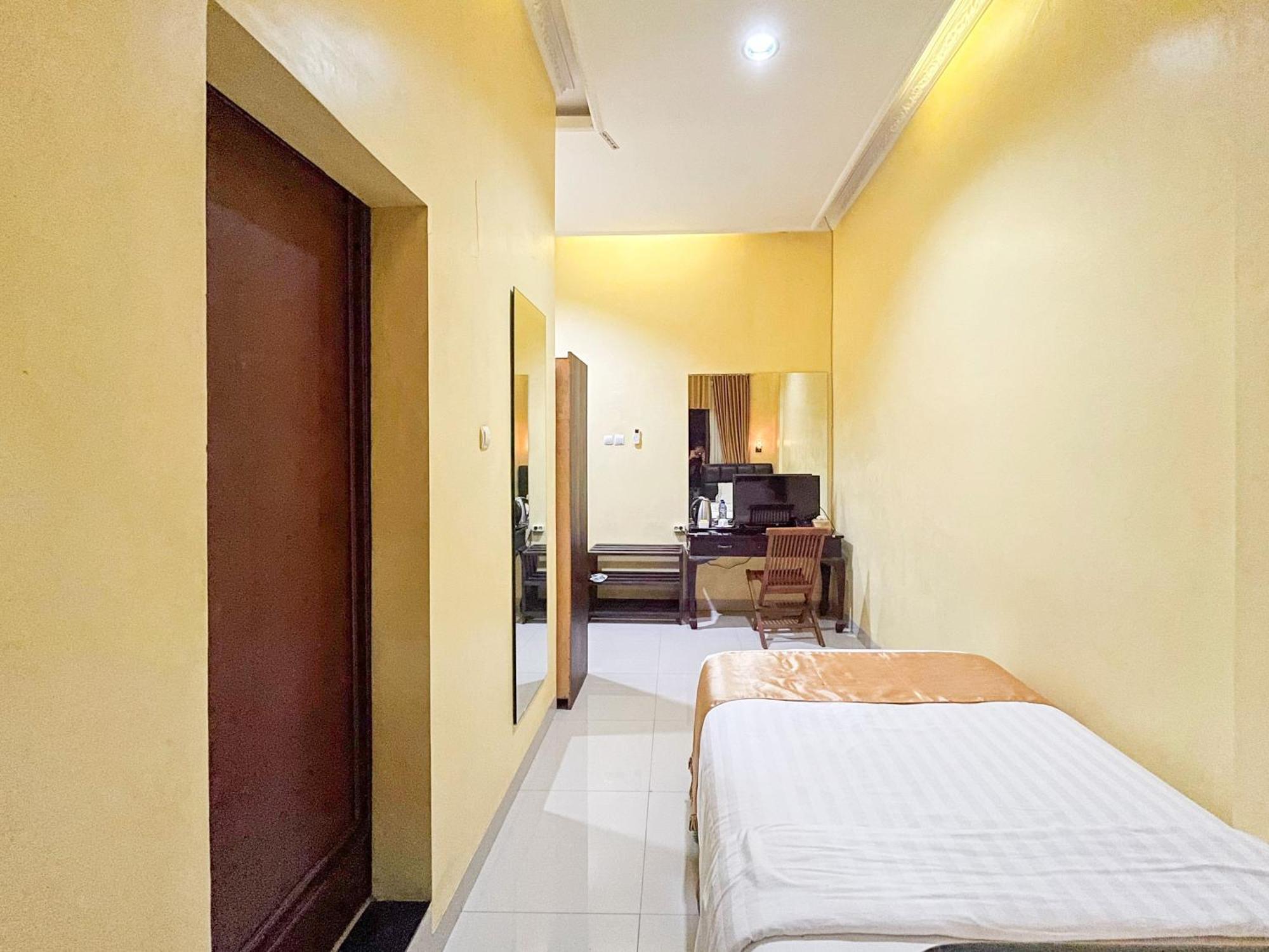 Kartika Hotel Syariah Pacitan Mitra Reddoorz Ngoại thất bức ảnh