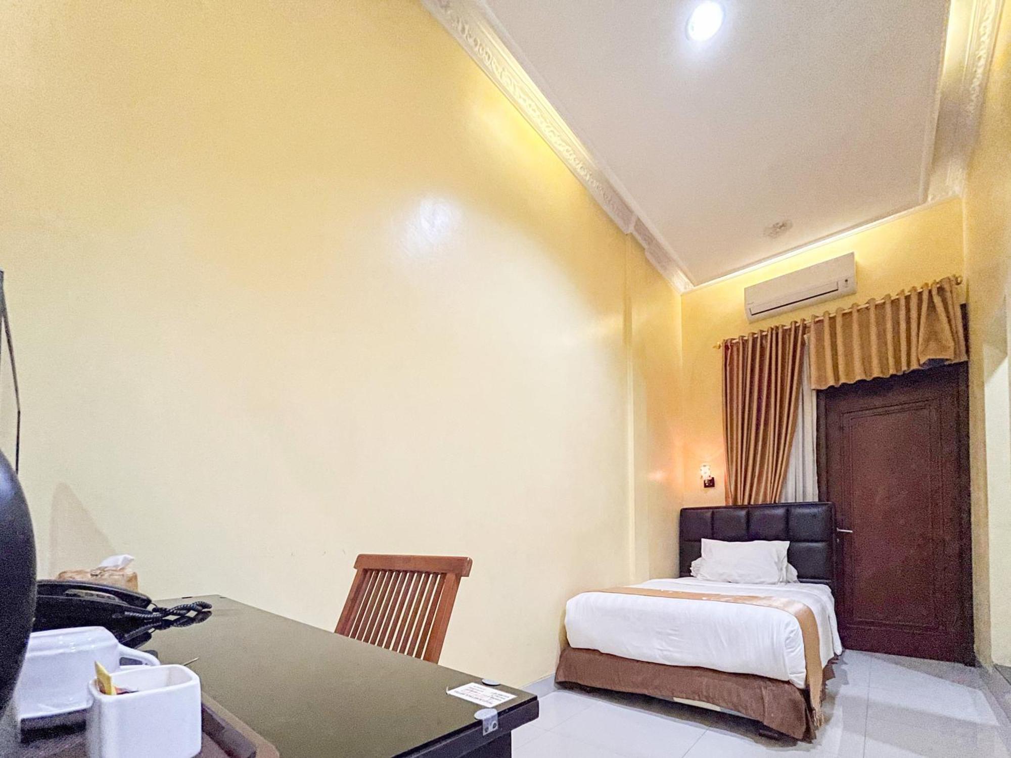Kartika Hotel Syariah Pacitan Mitra Reddoorz Ngoại thất bức ảnh