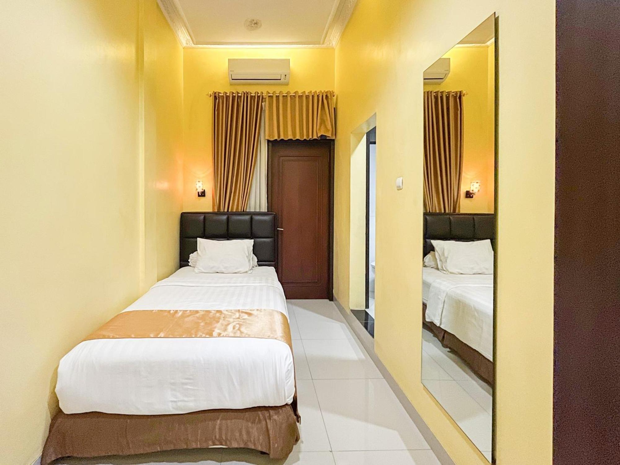 Kartika Hotel Syariah Pacitan Mitra Reddoorz Ngoại thất bức ảnh