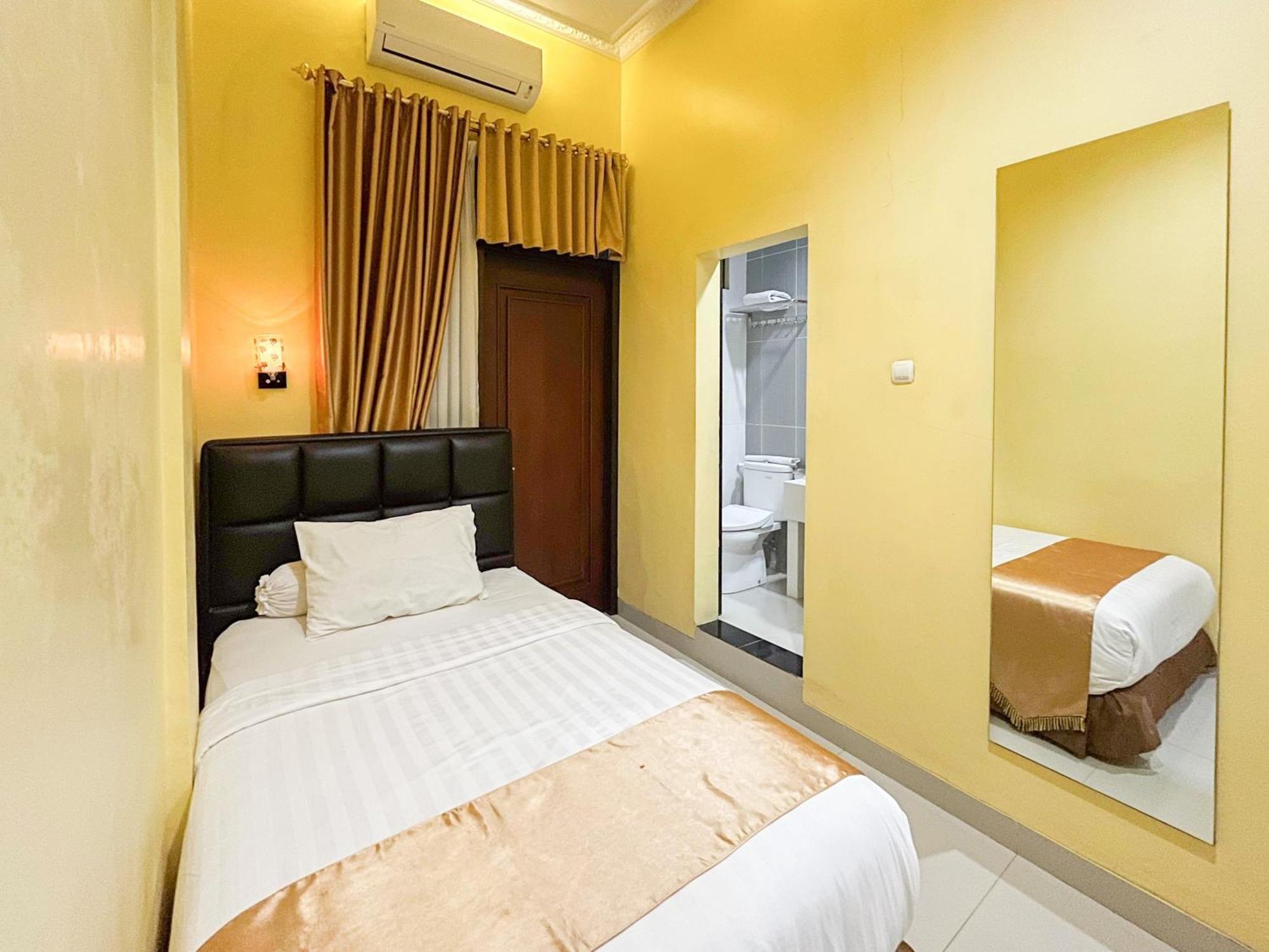 Kartika Hotel Syariah Pacitan Mitra Reddoorz Ngoại thất bức ảnh