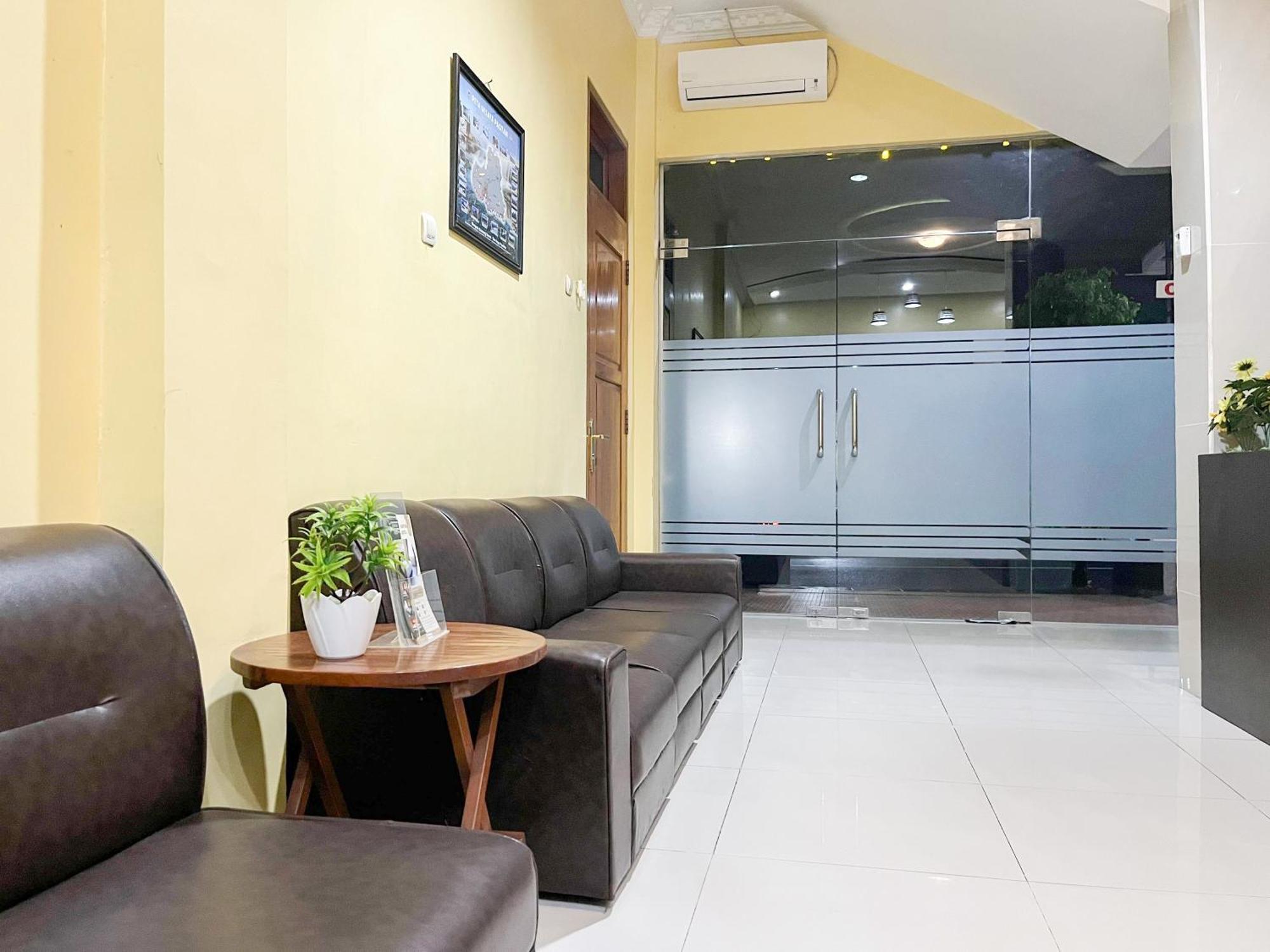 Kartika Hotel Syariah Pacitan Mitra Reddoorz Ngoại thất bức ảnh