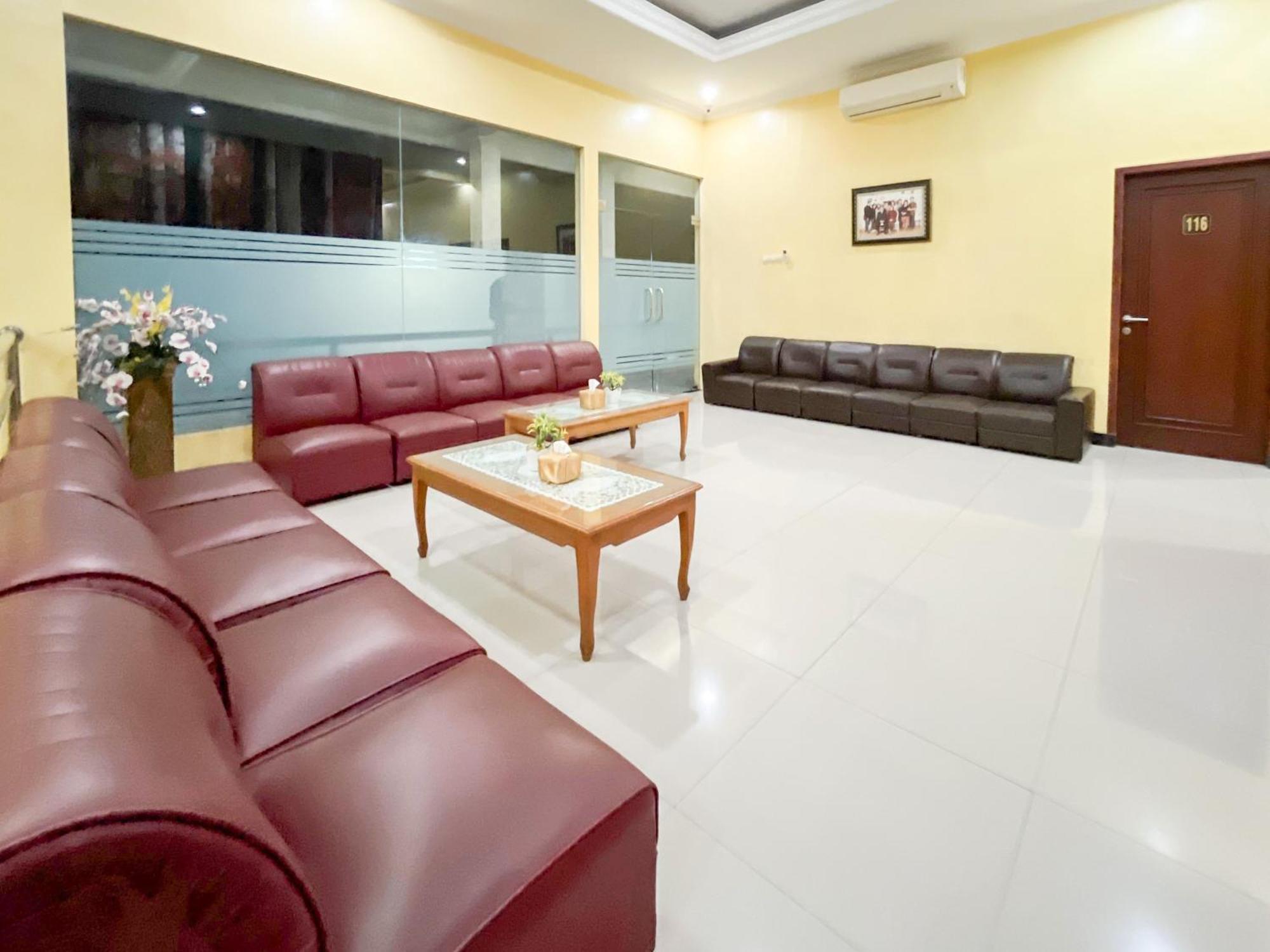 Kartika Hotel Syariah Pacitan Mitra Reddoorz Ngoại thất bức ảnh