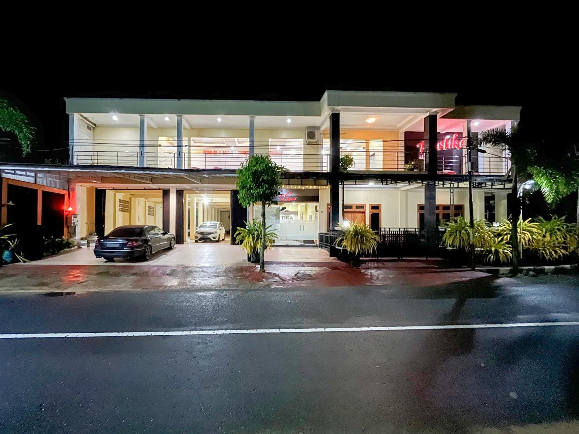 Kartika Hotel Syariah Pacitan Mitra Reddoorz Ngoại thất bức ảnh
